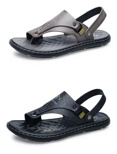 Detail van de antislip rubberen zolen en kunstlederen bandjes van heren strandsandalen