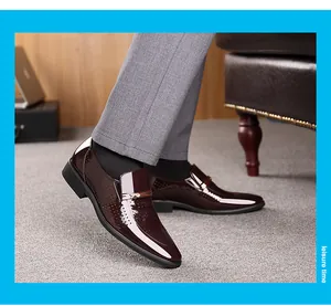 Makro-Detail von atmungsaktiven burgunderroten Business-Schuhen mit Laserschnitten