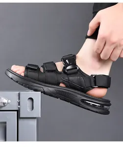 Λεπτομέρεια μαύρων αθλητικών σανδαλιών με ρυθμιζόμενο βέλκρο και σόλα με αερόσολα