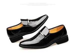 Detail der Herren-Business-Schuhe aus schwarzem Lackleder mit atmungsaktivem Lochmuster