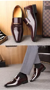 Detail von bordeauxroten Lacklederschuhen mit Lochmuster und goldener Metallschnalle
