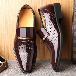 Herren Slipper aus bordeauxrotem Lackleder mit Goldverzierung für das Business-Outfit