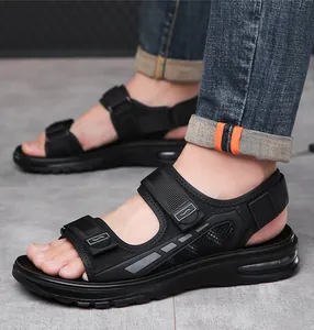 Dettaglio di sandali in pelle nera da uomo con cinturino velcro e suola ammortizzata