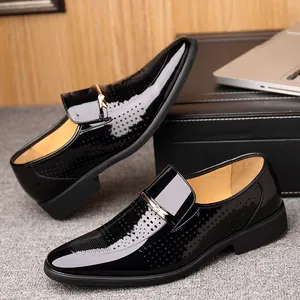 Herren-Loafer aus schwarzem Lackleder mit goldener Schnalle und atmungsaktiver Perforation