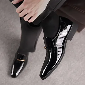 Atmungsaktive Herren-Business-Schuhe aus schwarzem Lackleder mit Lochmuster und Metallschnalle