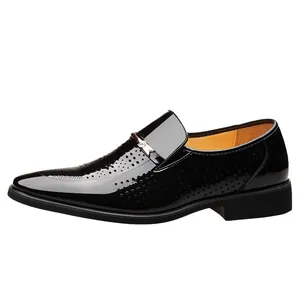 Schwarze Herren Slipper aus glänzendem Lackleder mit atmungsaktivem Lochmuster Design