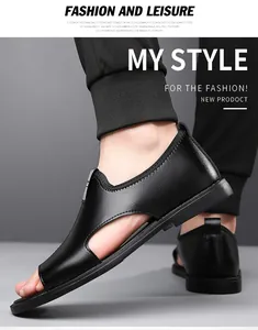 Détail de sandales en cuir noir pour homme avec découpes respirantes et décor en métal