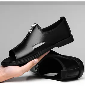Détails du design ajouré respirant et de la semelle souple des sandales de plage noires pour hommes