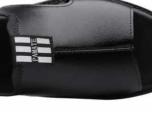Gros plan du cuir noir à texture lychee avec coutures et étiquette PAMATE