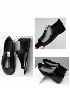 Détail de sandales romaines en cuir noir avec découpes et semelle souple antidérapante