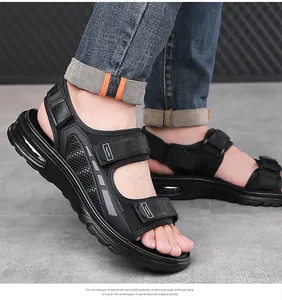 Dettaglio di sandali sportivi neri da uomo con mesh e chiusura a strappo in velcro