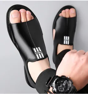 Détail de sandales romaines en cuir noir avec tige texturée portées par un mannequin