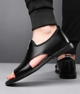 Détail macro de sandales romaines en cuir pour homme avec design ajouré et texture