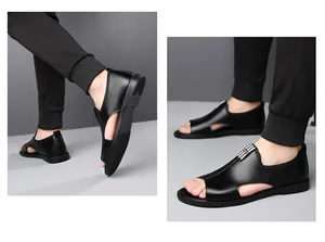 Détail des sandales romaines en cuir noir pour hommes avec design ajouré et respirant