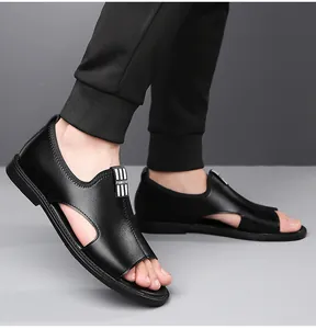 Détail de sandales en cuir noir texturé avec sangle à rayures PAMATE sur pied d'homme