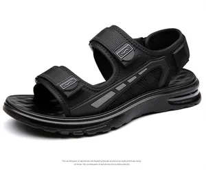 Dettaglio del sandalo sportivo in pelle nera con cinturini in velcro e fibbia con logo S