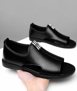 Vue détaillée des sandales en cuir noir pour hommes avec découpes et semelle antidérapante