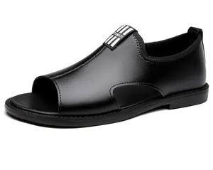 Détail de sandale romaine en cuir noir avec design ajouré respirant et logo PAMATE