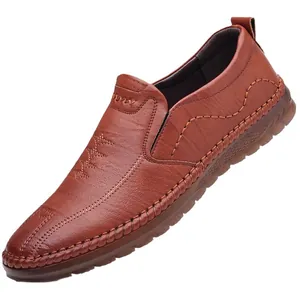Zapatos casuales de hombre en cuero marrón con suela de goma antideslizante y costuras