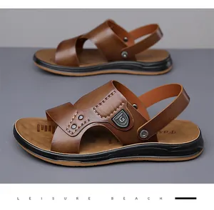Détail de sandales en cuir marron avec semelle antidérapante et logo tendance