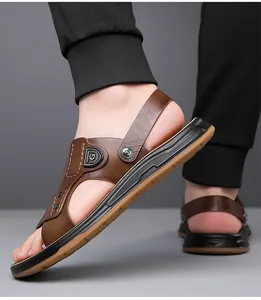 Gros plan de sandales en cuir marron pour hommes avec bride pivotante et boucle en métal