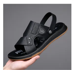 Détail de sandales en cuir pour hommes avec brides croisées et semelles marron antidérapantes
