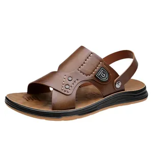 Sandales homme en cuir marron avec sangle réglable au talon et semelle en caoutchouc