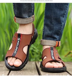 Détail de sandales homme en cuir marron avec semelle antidérapante et sangle sportive