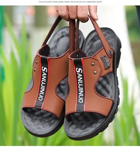 Détail de sandales décontractées marron pour homme avec sangle réglable et semelle souple