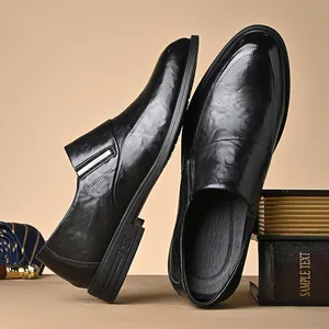 Mocassini da uomo in pelle nera per ufficio con eleganti dettagli in metallo argento