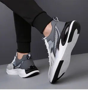 Detaillierte Seitenansicht der Herren-Mesh-Sneaker mit grau-weißer dicker Sohle