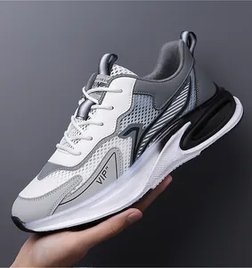Detail von atmungsaktivem Mesh und VIP-Logo auf gedämpftem Herren-Laufschuh