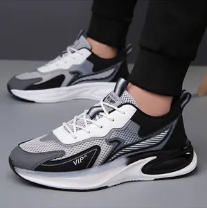 Detaillierte Seitenansicht der atmungsaktiven Herren-Sportschuhe mit Mesh und Luftpolstern