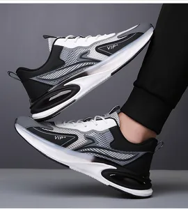 Detail von Chunky Herren-Sneakers aus Mesh mit VIP-Logo und dämpfender Sohle