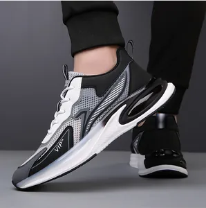 Nahaufnahme moderner Mesh-Dad-Schuhe mit VIP-Branding und gedämpften dicken Sohlen