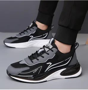 Detail von Herren-Chunky-Sneaker mit Mesh-Einsätzen und VIP-Grafik an der Seite
