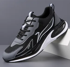 Detail der Netzatmungsaktivität und VIP-Dekor auf gepolsterten Herren-Laufschuhen