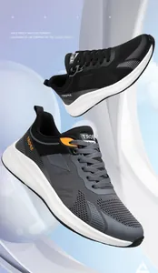 Dettaglio della trama in mesh traspirante e della suola ammortizzante delle scarpe sportive