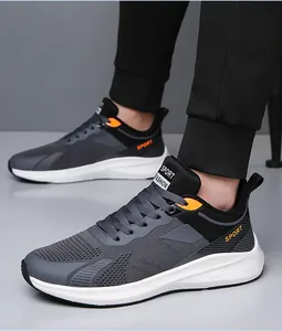 Dettaglio scarpa da corsa in mesh grigio con accenti arancioni e suola bianca ammortizzata