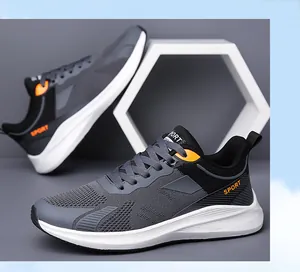 Vista macro della tomaia in mesh leggero e traspirante sulle scarpe da corsa sportive