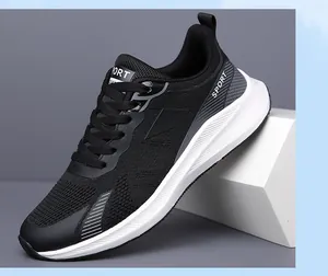 Dettaglio della tomaia in mesh nero e della suola antiscivolo bianca delle scarpe sportive