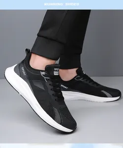 Vista laterale dinamica di scarpe da corsa in mesh nero con suole ammortizzate bianche