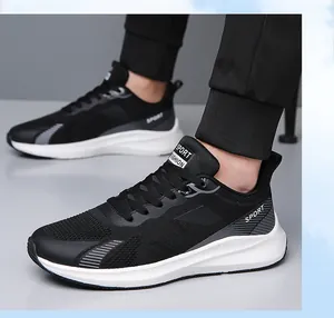 Dettaglio sneakers da uomo in mesh nero traspirante con suola bianca leggera e lacci