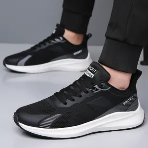 Scarpe da corsa traspiranti da uomo nere con suole bianche spesse e logo sportivo
