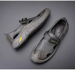 Détail de sandales en mesh gris avec design respirant et semelle en caoutchouc durable