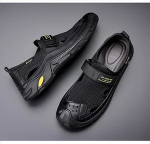 Détail de sandale homme en maille noire avec sangle velcro réglable et semelle sport épaisse