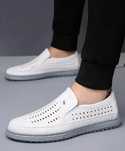 Détail de mocassins en cuir blanc ajouré avec cuir de vachette et semelle souple