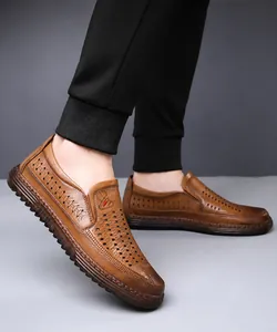Vue détaillée de chaussures en cuir marron pour hommes avec design ajouré respirant