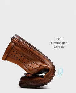 Gros plan sur une sandale souple en cuir marron montrant une flexibilité à 360 degrés