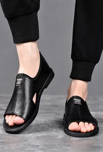 Detailansicht der schwarzen Herren-Ledersandalen mit Ausschnitt und rutschfester Sohle